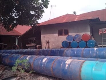 Usaha industri rumahan di Desa Paya Bengkuang, Kecamatan Gebang, Langkat merakit alat penyulingan kondensat ilegal.