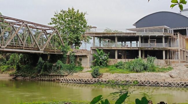 Bangunan milik Yus yang didirikan di DAS, bahkan di dalam tanggul Sei Batang Serangan.