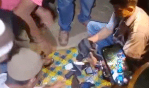 Barang bukti sabu dan alat hisap beserta uang tunai yang turut diamankan warga