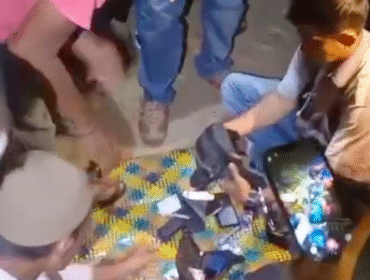 Barang bukti sabu dan alat hisap beserta uang tunai yang turut diamankan warga.