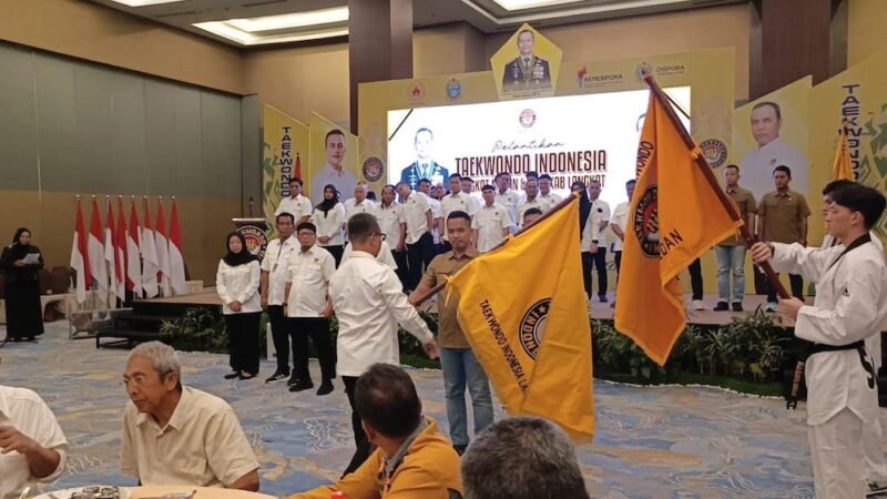 Efrianto SH MH menerima Pataka TI saat acara pelantikan di Ball Room Hotel Santika Dyandra Medan.