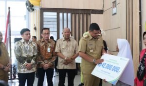 Gubernur Sumatera Utara Bobby Afif Nasution dan Pimpinan DPRD Sumut Ricky Anthony menterahkan BPJS Ketenagakerjaan kepada nelayan Kabupaten Langkat3