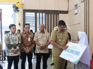 Gubernur Sumatera Utara Bobby Afif Nasution dan Pimpinan DPRD Sumut Ricky Anthony menterahkan BPJS Ketenagakerjaan kepada nelayan Kabupaten Langkat.