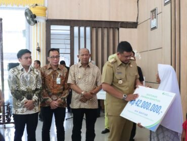 Gubernur Sumatera Utara Bobby Afif Nasution dan Pimpinan DPRD Sumut Ricky Anthony menterahkan BPJS Ketenagakerjaan kepada nelayan Kabupaten Langkat.