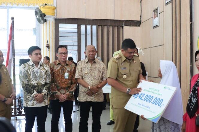 
Gubernur Sumatera Utara Bobby Afif Nasution dan Pimpinan DPRD Sumut Ricky Anthony menterahkan BPJS Ketenagakerjaan kepada nelayan Kabupaten Langkat.