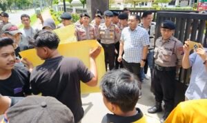 Kasubsi I Intelijen Kejari Langkat Aryanvi Kantha Diprama menemi pendemo di depan Kantor Kejari Langkat