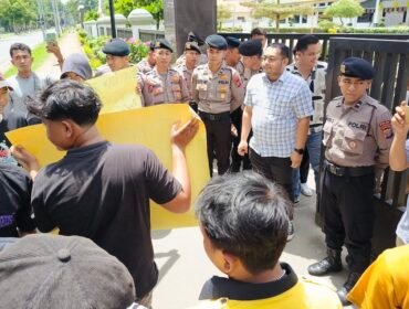 Kasubsi I Intelijen Kejari Langkat Aryanvi Kantha Diprama menemi pendemo di depan Kantor Kejari Langkat.