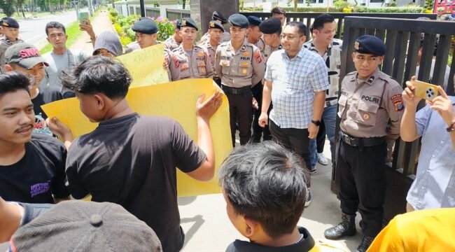 Kasubsi I Intelijen Kejari Langkat Aryanvi Kantha Diprama menemi pendemo di depan Kantor Kejari Langkat.