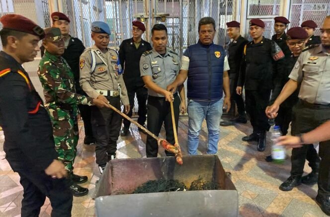 
Kepala KPR Rutan Kelas IIB Tanjung Pura Efriyanto memusnahkan benda terlarang dari blok hunian WB bersama pihak-pihak terkait.