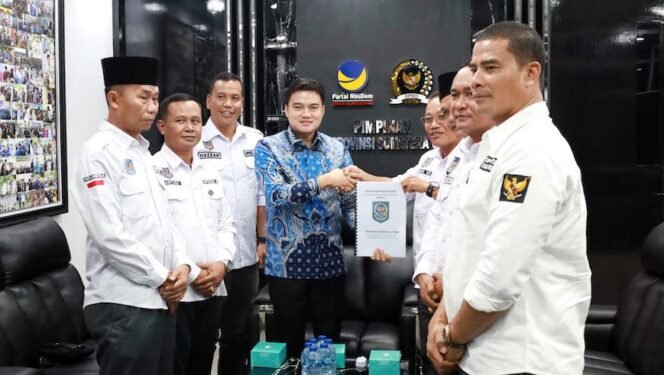 
Pengurus APDESI Sumut dan APDESI kabupaten lainnya bertemu dengan Pimpinan DPRD Sumut RIcky Anthony.
