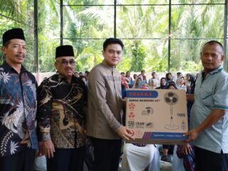 Pimpinan DPRD Sumut Ricky Anthony dan Pimpinan DPRD Langkat H Ajai Ismail membagikan bingkisan kepada warga saat menggelar kegiatan silaturrahmi.