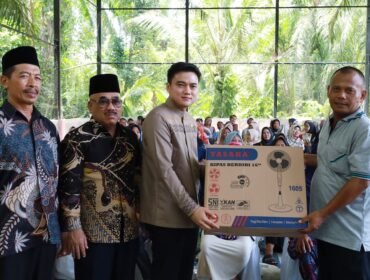 Pimpinan DPRD Sumut Ricky Anthony dan Pimpinan DPRD Langkat H Ajai Ismail membagikan bingkisan kepada warga saat menggelar kegiatan silaturrahmi.