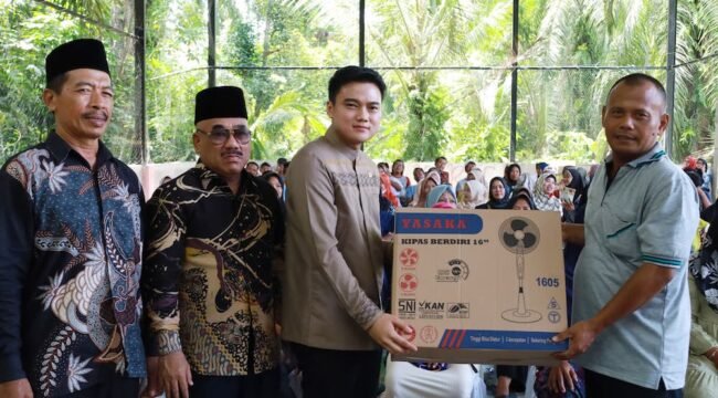 Pimpinan DPRD Sumut Ricky Anthony dan Pimpinan DPRD Langkat H Ajai Ismail membagikan bingkisan kepada warga saat menggelar kegiatan silaturrahmi.