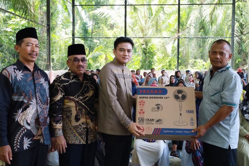 Pimpinan DPRD Sumut Ricky Anthony dan Pimpinan DPRD Langkat H Ajai Ismail membagikan bingkisan kepada warga saat menggelar kegiatan silaturrahmi.
