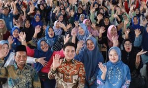 Pimpinan DPRD Sumut Ricky Anthony dan Ristya Chayani saat bersilaturrahmi dengan warga di Kecamatan Padang Tualang