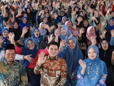 Pimpinan DPRD Sumut Ricky Anthony dan Ristya Chayani saat bersilaturrahmi dengan warga di Kecamatan Padang Tualang.