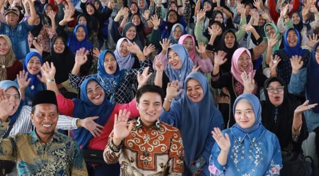 Pimpinan DPRD Sumut Ricky Anthony dan Ristya Chayani saat bersilaturrahmi dengan warga di Kecamatan Padang Tualang.