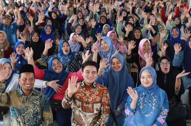 
Pimpinan DPRD Sumut Ricky Anthony dan Ristya Chayani saat bersilaturrahmi dengan warga di Kecamatan Padang Tualang.