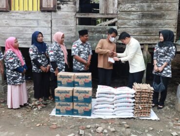 Pimpinan DPRD Sumut Ricky Anthony dan Tim BAPERA memberikan bantuan kepada Irwansyah.
