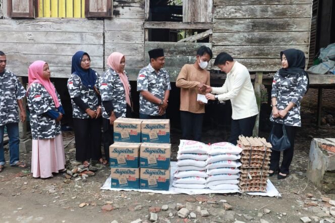 
Pimpinan DPRD Sumut Ricky Anthony dan Tim BAPERA memberikan bantuan kepada Irwansyah.