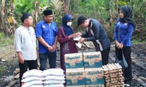 Pimpinan DPRD Sumut Ricky Anthony memberikan bantuan bahan pangan dan tali asih kepada Jamiah