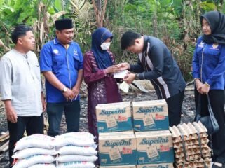 Pimpinan DPRD Sumut Ricky Anthony memberikan bantuan bahan pangan dan tali asih kepada Jamiah.