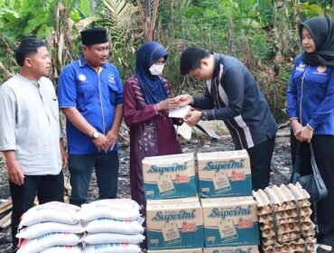 Pimpinan DPRD Sumut Ricky Anthony memberikan bantuan bahan pangan dan tali asih kepada Jamiah.