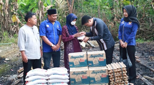 Pimpinan DPRD Sumut Ricky Anthony memberikan bantuan bahan pangan dan tali asih kepada Jamiah.