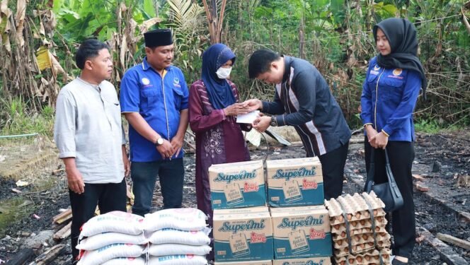 
Pimpinan DPRD Sumut Ricky Anthony memberikan bantuan bahan pangan dan tali asih kepada Jamiah.