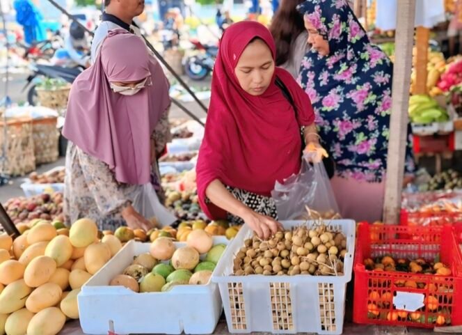 
Berburu Buah Segar demi Keluarga: Tips dari Zam Zam Jamilah, Ibu Rumah Tangga Inspiratif di Medan