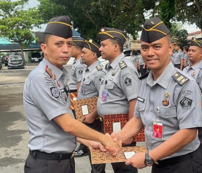 
Rutan Kelas I Medan Gelar Apel Penyematan Tanda Pangkat dan Pelepasan Pegawai Purna Tugas