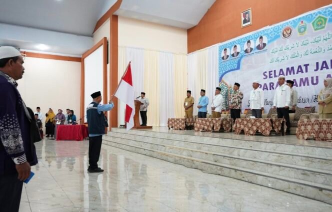 
Jemaah Haji Kloter 4 Asal Deli Serdang Resmi Diberangkatkan, Langkahkan Kaki Menuju Tanah Suci dengan Haru dan Doa