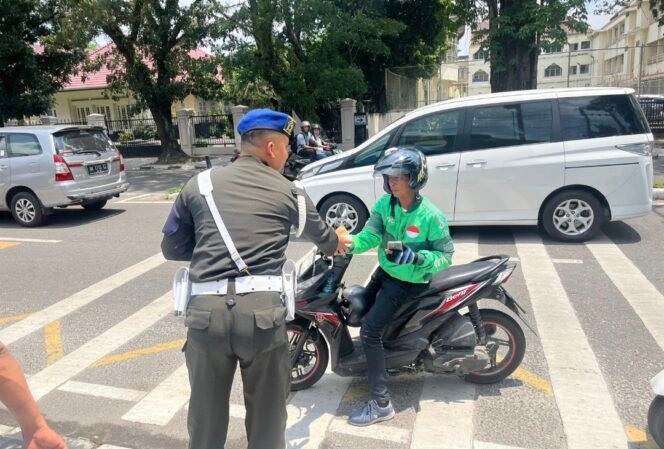 
Aksi Sosial Denpom I/5 Medan, Puluhan Nasi Siang Dibagikan ke Warga