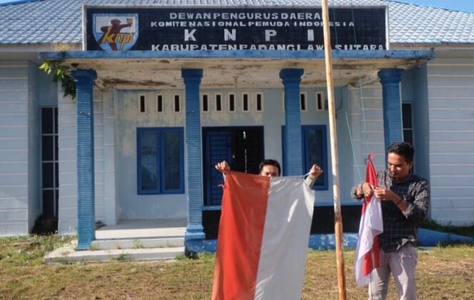 
Miris! Bendera Merah Putih Robek dan Kusam Dibiarkan Berkibar di Kantor KNPI Paluta