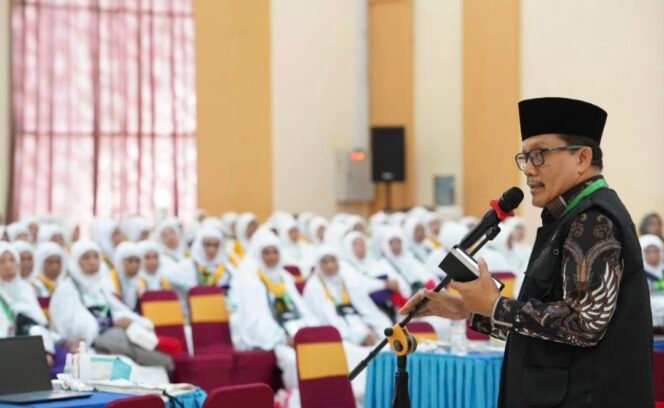 
Sekretaris PPIH Embarkasi Medan Sambut Kedatangan Jemaah Calhaj Kloter 8