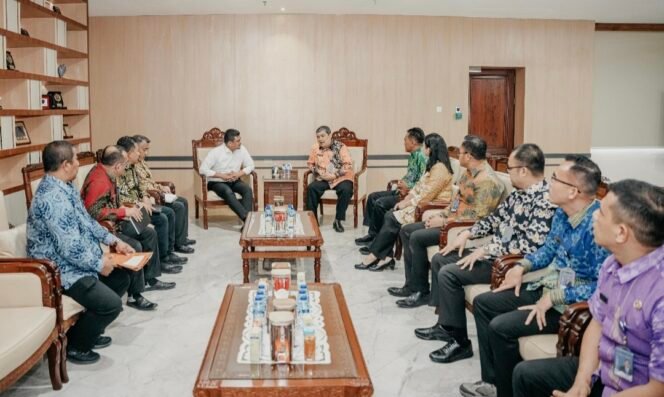 
Perkuat Kolaborasi Lintas Sektor, Kakanwil Imigrasi Sumut Audiensi dengan Gubernur Sumatera Utara