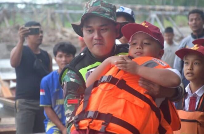 
Kodam I/BB Bantu Kesulitan di Tengah Masyarakat Nias Pasca Ambruknya Jembatan Noyo