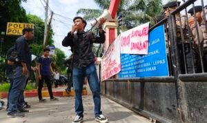 Serikat Mahasiswa Tameng Rakyat alias SEMARAK berorasi di depan Mapolres Langkat1