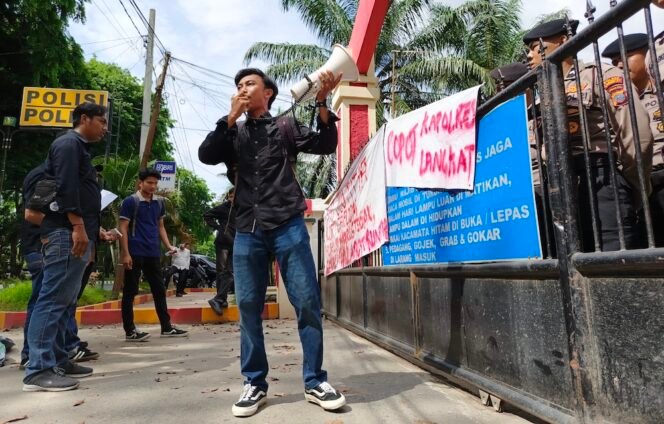 
Serikat Mahasiswa Tameng Rakyat alias SEMARAK berorasi di depan Mapolres Langkat.
