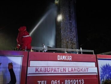 Tim Damkar Pemkab Langkat saat membasmi sarang labah di Tugu T Amir Hamzah.