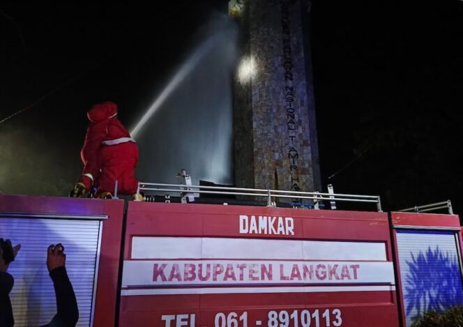 
Tim Damkar Pemkab Langkat saat membasmi sarang labah di Tugu T Amir Hamzah.