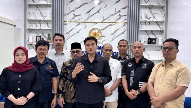 
Wakil Ketua DPRD Sumut Ricky Antohny usai menggelar rapat pengurus DPD Partai NasDem Langkat.
