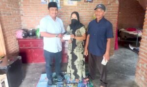 Utusan Ricky Anthony saat memberi bantuan kepada Sri Pujiati.