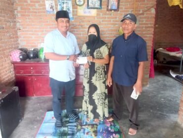 Utusan Ricky Anthony saat memberi bantuan kepada Sri Pujiati.