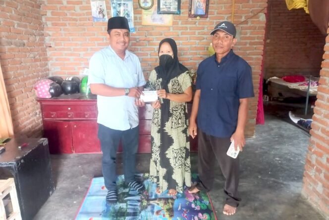 
Utusan Ricky Anthony saat memberi bantuan kepada Sri Pujiati.