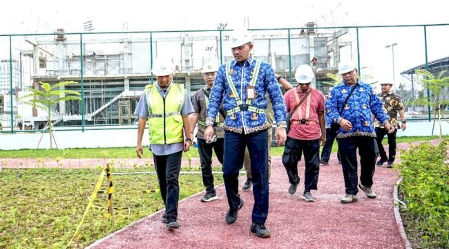 Alex Sinulingga meninjau proyek Revitalisasi Kebun Bunga saat menjabat sebagai Kadis PKPCKTR Kota Medan.
