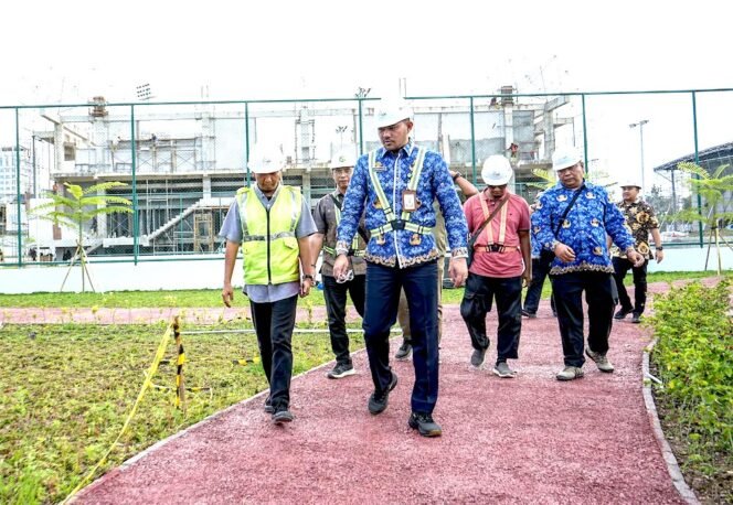
Alex Sinulingga meninjau proyek Revitalisasi Kebun Bunga saat menjabat sebagai Kadis PKPCKTR Kota Medan.