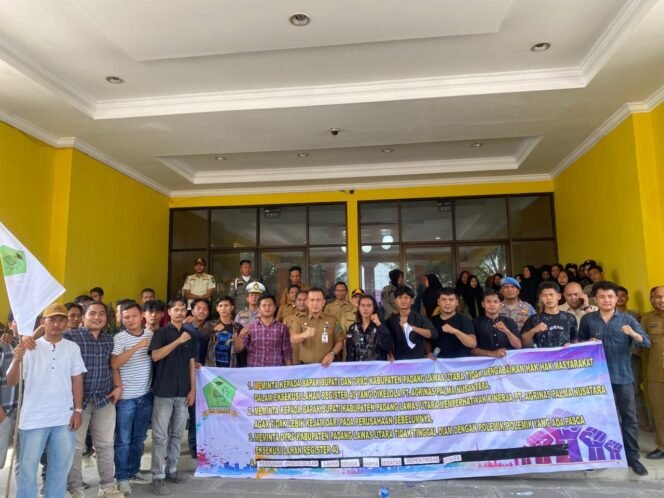 
Massa IMA Tabagsel Unjukrasa minta Bupati dan DPRD Paluta Perhatikan Nasib Masyarakat Simangambat & Ujung Batu Pasca Ekskusi Register 40