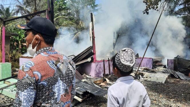 
Kediaman Ponidi Ujung yang ludes terbakar.