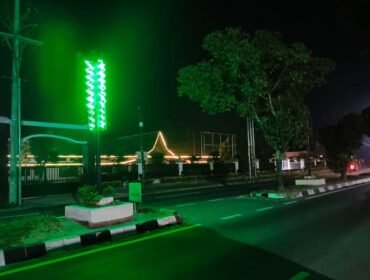 Lampu hias yang padam persis di depan Kantor Kejari Langkat.